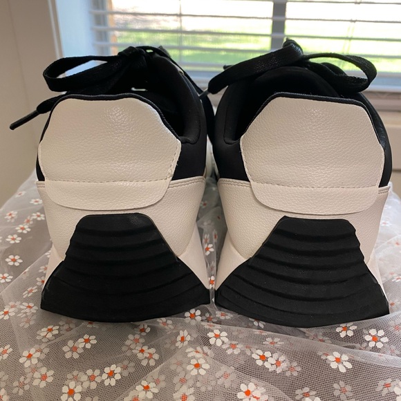 DV Dolce Vita women’s sneakers. - Picture 6 of 13